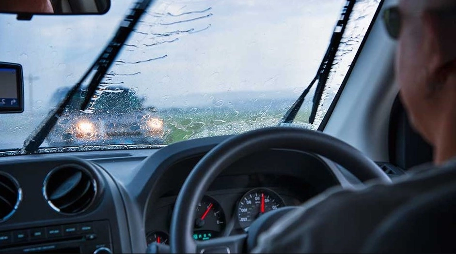 Chuẩn bị xe trước khi lái trong mưa